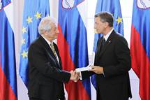 2. 9. 2015, Ljubljana – Predsednik republike Borut Pahor je vroil dravno odlikovanje srebrni red za zasluge dr. Vinku Dolencu (Daniel Novakovi/STA)